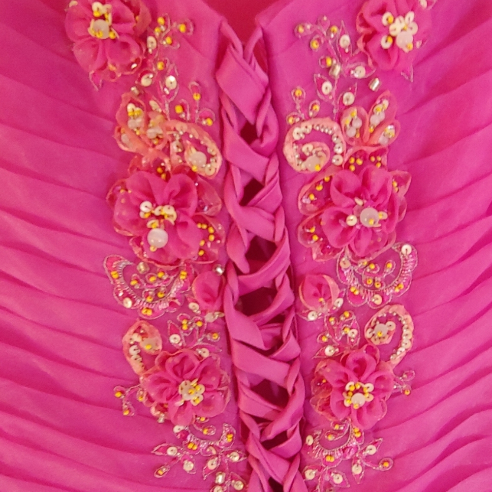 STUNNING Precious Formals - Picture 4 of 4